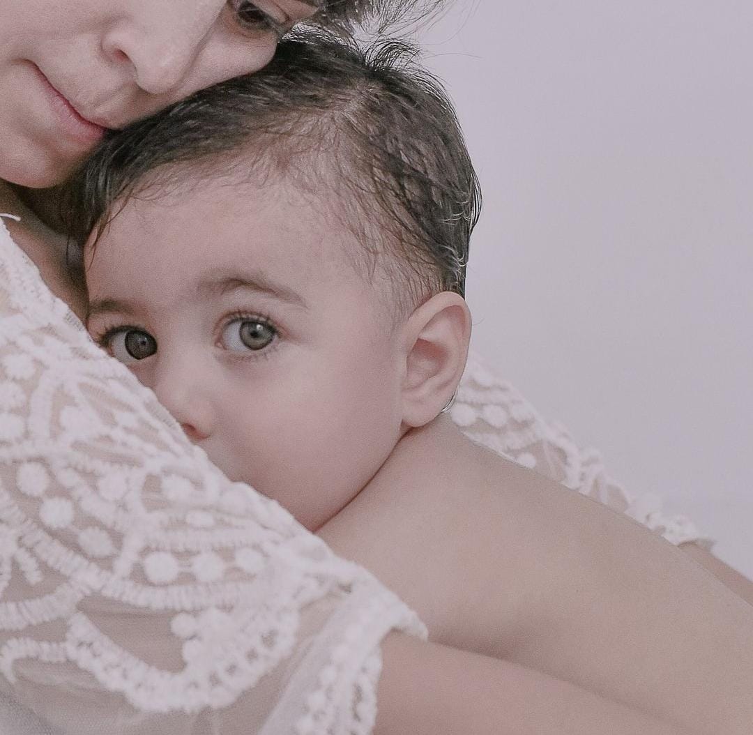 Una fotógrafa de Roldán regala mini sesiones de fotos para concientizar sobre la lactancia materna